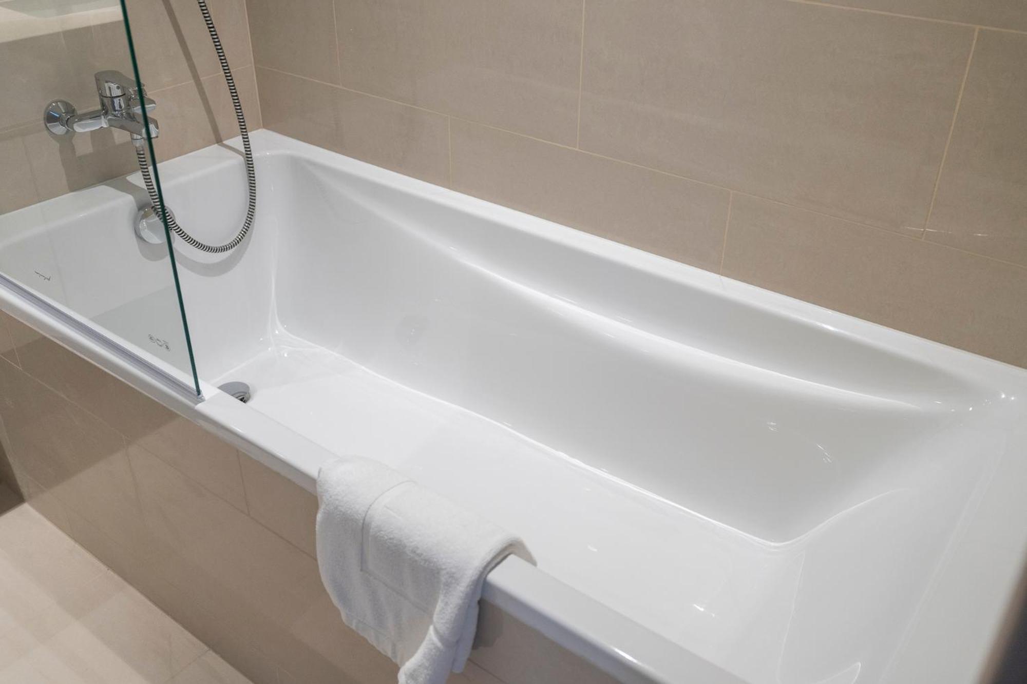 Chic Lux 2Br I High Floor L By Burj Khalifa & Dubai Mall I Pool L Gym *