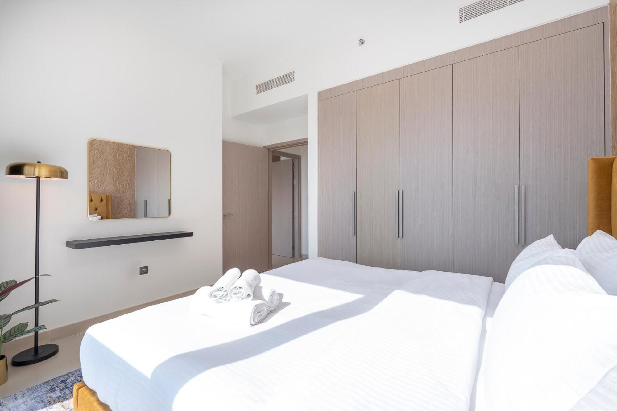 Chic Lux 2Br I High Floor L By Burj Khalifa & Dubai Mall I Pool L Gym * Dubai