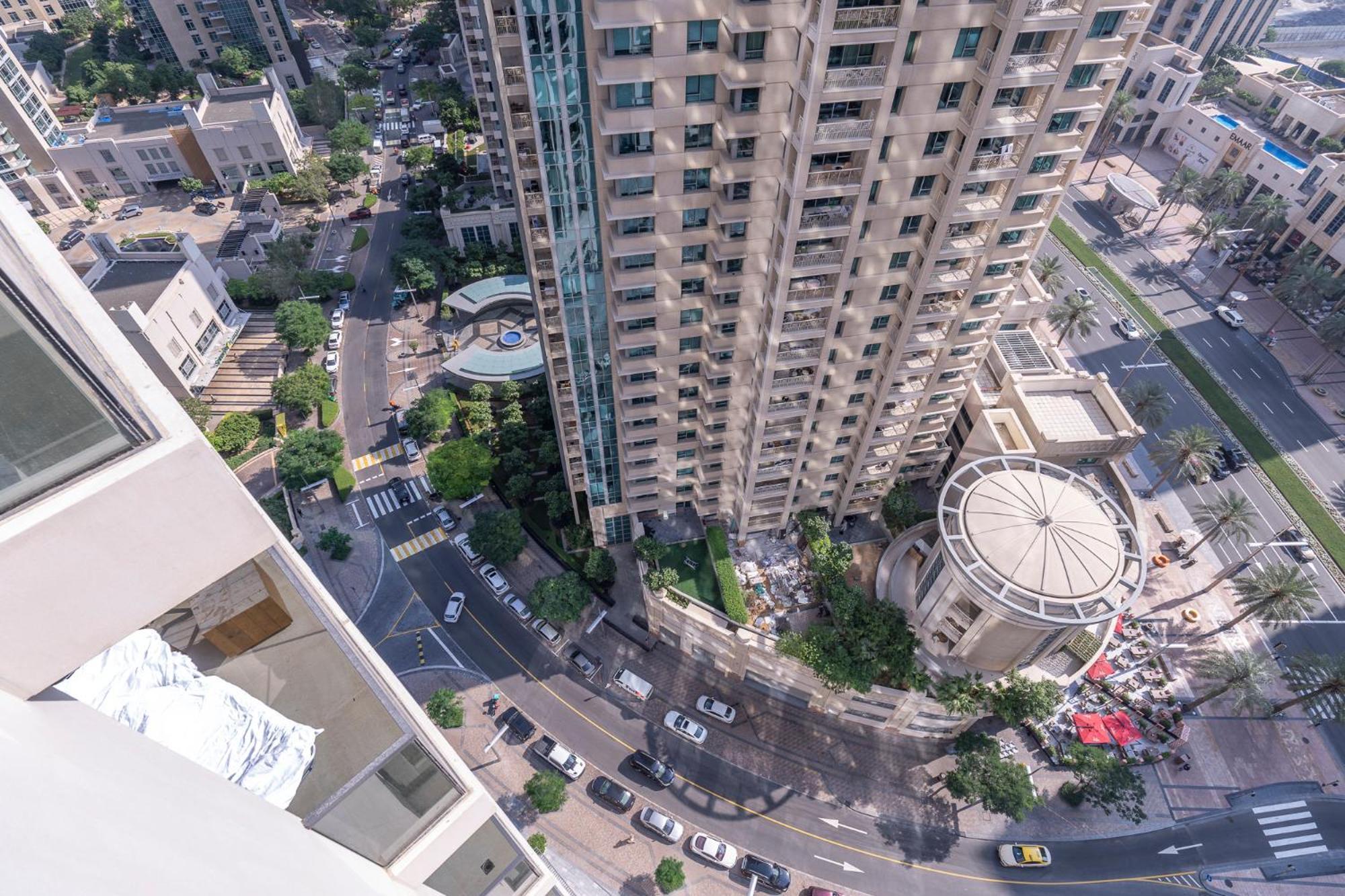 Chic Lux 2Br I High Floor L By Burj Khalifa & Dubai Mall I Pool L Gym *