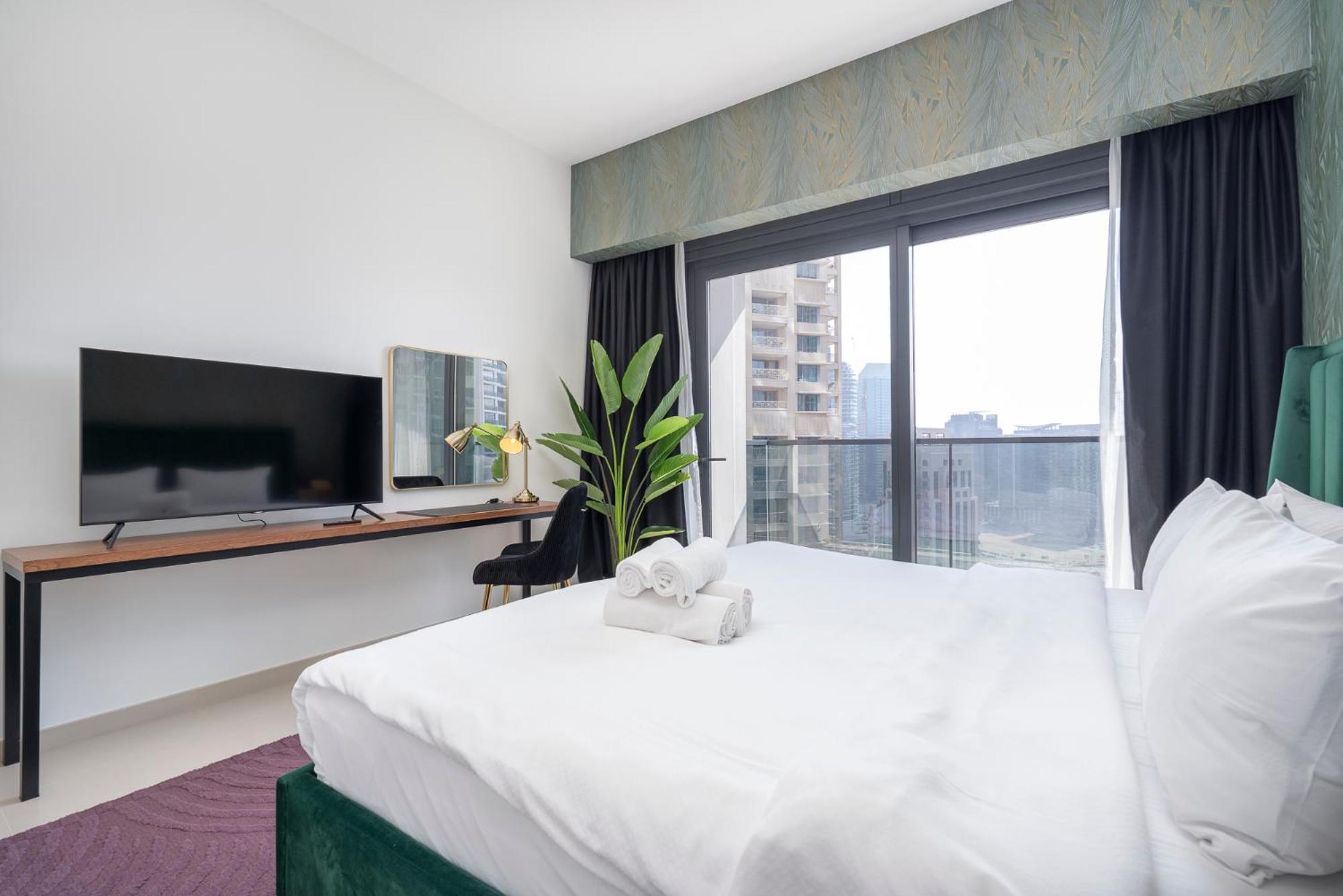 Apartment Chic Lux 2Br I High Floor L By Burj Khalifa & Dubai Mall I Pool L Gym